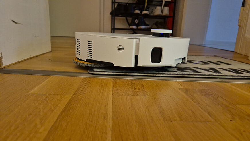 Die Wischpads des Dreame Matrix10 Ultra werden beim befahren eines Teppichs angehoben.